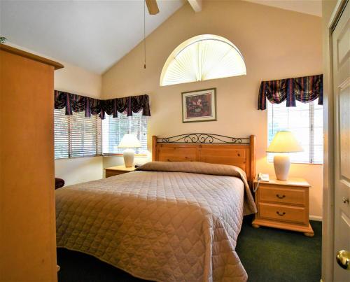 1 dormitorio con 1 cama, 2 lámparas y 2 ventanas en North Bay At Lake Arrowhead, en Lake Arrowhead