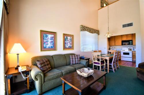 uma sala de estar com um sofá e uma mesa em North Bay At Lake Arrowhead em Lake Arrowhead