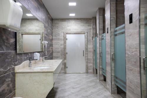 A bathroom at Volga Hotel Baku