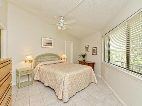 een slaapkamer met een bed en een plafondventilator bij Lake Travis Bungalow Casita Golden Rod #2 in Lakeway