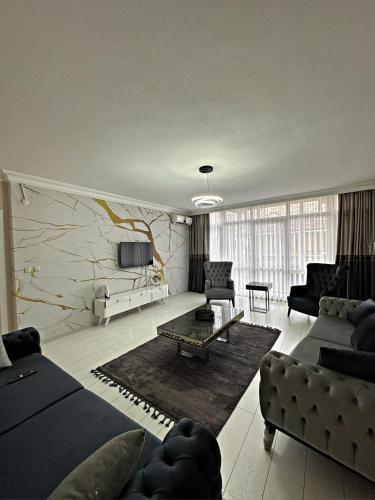 - un salon avec un canapé, une table et une télévision dans l'établissement Cihangir Ekinci Plaza -2-, à Istanbul
