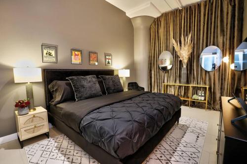 Tempat tidur dalam kamar di Downtown LA's Most Requested Property, Sleeps 4 with Free Parking!