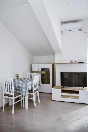 TV a/nebo společenská místnost v ubytování Iker apartments