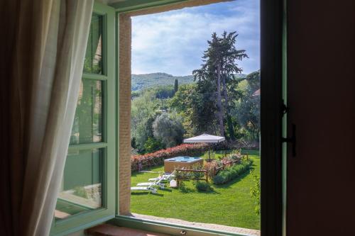 an open window with a view of a garden at Il Meriggeto in Arezzo