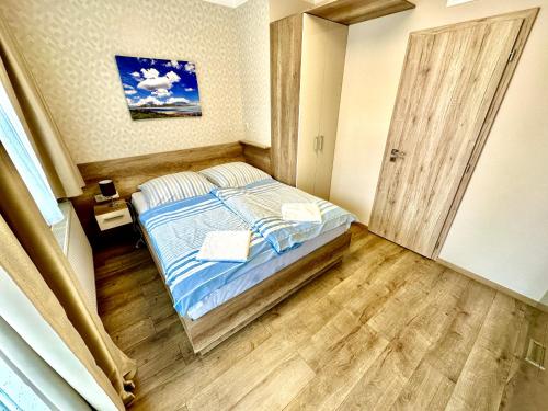 Unio Vendégház 2 في سيوفوك: غرفة نوم صغيرة مع سرير في غرفة