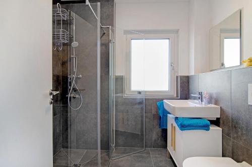 een badkamer met een douche en een wastafel bij Ferienwohnung Maier in Bodman-Ludwigshafen