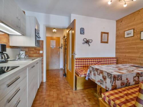 - une cuisine avec une table et un canapé dans une chambre dans l'établissement Studio centre Morzine, balcon, parking, proche remontées - FR-1-684-51, à Morzine
