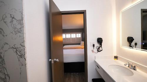 Ванна кімната в SeaSide Inn & Suites