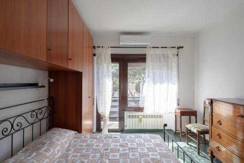 um quarto com uma cama e uma grande janela em EUR Mostacciano - 6 ospiti WIFi AC em Roma