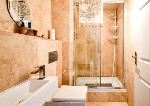 een badkamer met een douche, een wastafel en een toilet bij Cosy Garden Flat, Private Roofed Hot Tub & Four Poster Bed in York