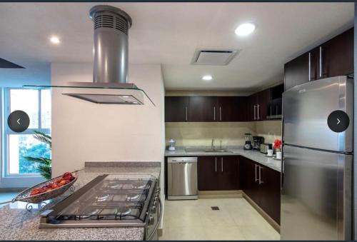 Kuchyň nebo kuchyňský kout v ubytování Ocean front Grand Venetian corner condo