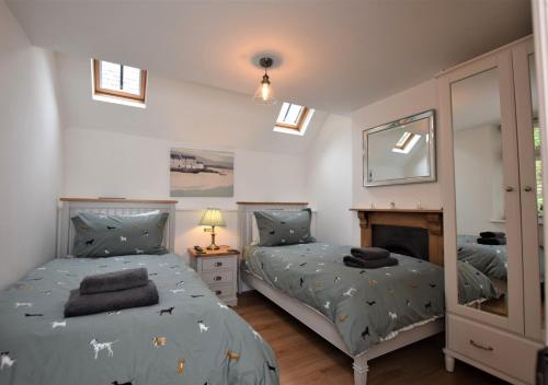- une chambre avec 2 lits jumeaux et une cheminée dans l'établissement Number 17, à Lynmouth