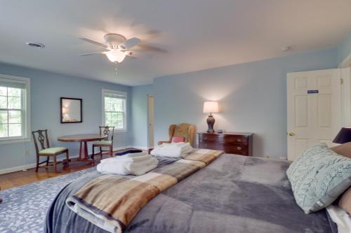 - une chambre avec un grand lit et un ventilateur de plafond dans l'établissement Rural and Spacious Virginia Home on about 2 Acres!, à Orange