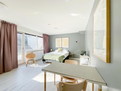 a room with a bed and a table and chairs at AKH81 in Akureyri