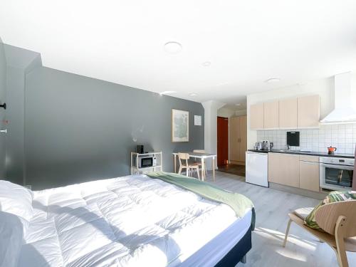 una camera da letto con un letto grande e una cucina di AKH81 ad Akureyri