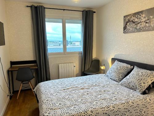 Schlafzimmer mit einem Bett und einem Fenster in der Unterkunft Bienvenue au Caton in Tarbes