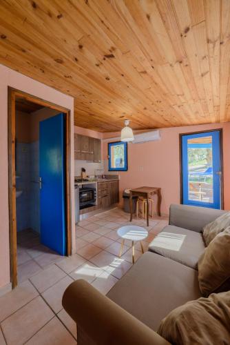 a living room with a couch and a table at Résidence Itylon in Cargèse