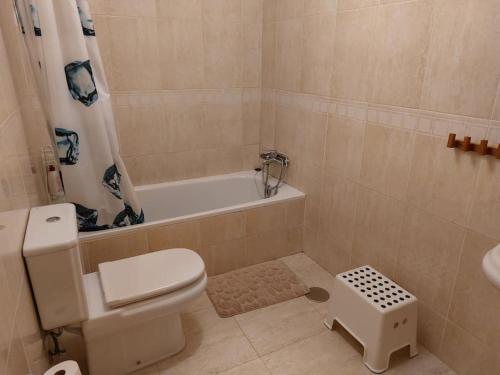ein Badezimmer mit einem weißen WC und einer Badewanne in der Unterkunft Duplex en Narón. 4 hab. 3 baños in Narón