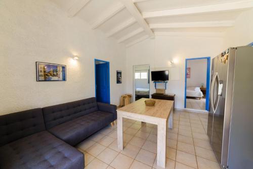 a living room with a couch and a table at Résidence Itylon in Cargèse