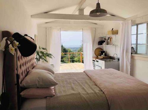 1 dormitorio con cama y ventana grande en Cozy Malibu Getaway, Short Drive to Beach & Hike, en Malibú