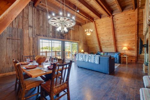 Ein Sitzbereich in der Unterkunft Lakefront A-Frame Cabin with Community Perks
