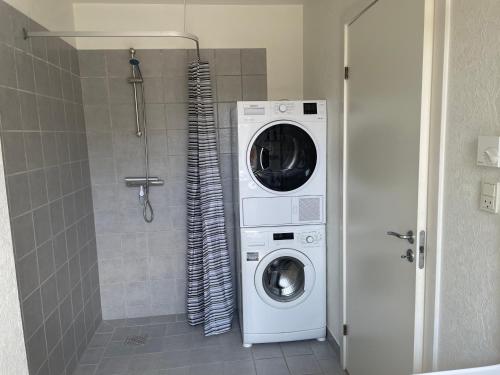 een wasmachine en een wasmachine in een douche bij Havne huset in Nakskov