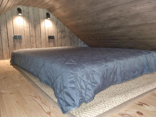 Кровать или кровати в номере Turkusowy domek nad jeziorem Bystrzyna