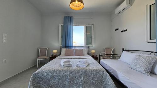 Ένα ή περισσότερα κρεβάτια σε δωμάτιο στο Bayview Villa with Jaccuzi - Milos