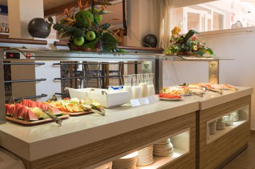 una linea a buffet con piatti in esposizione di Hotel El Pinar a Cala Llonga