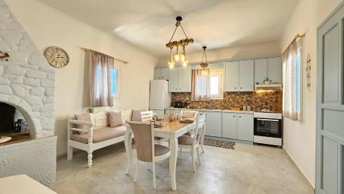 Η κουζίνα ή μικρή κουζίνα στο Bayview Villa with Jaccuzi - Milos