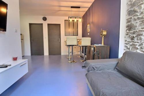 un salon avec un canapé et une table dans l'établissement Cosy d'Azur T2 centre historique-vieux port, à La Ciotat