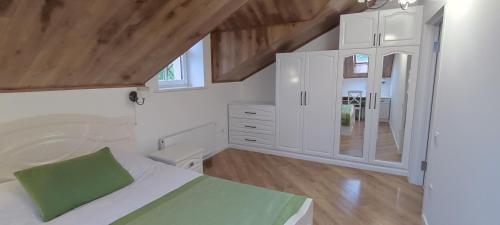 um quarto branco com uma cama e uma casa de banho em Апартаменти - Історія з вікна em Kamianets-Podilskyi