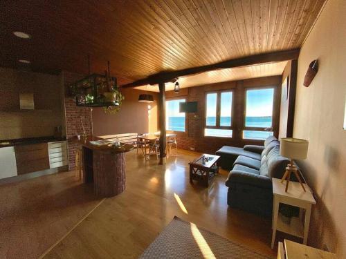 salon z niebieską kanapą i kuchnią w obiekcie FrantzunatxakVistas al mar EBI10012 w mieście Bermeo