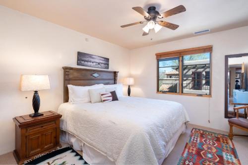 ein Schlafzimmer mit Bett und Deckenventilator in der Unterkunft El Corazon 12 in Santa Fe