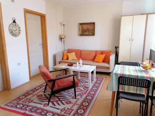 sala de estar con sofá y mesa en Villa Lila en Dolno Dupeni