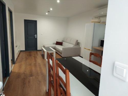 un salon avec un canapé et une table dans l'établissement bel appart T2 confortable en plein coeur de Sigean, à Sigean