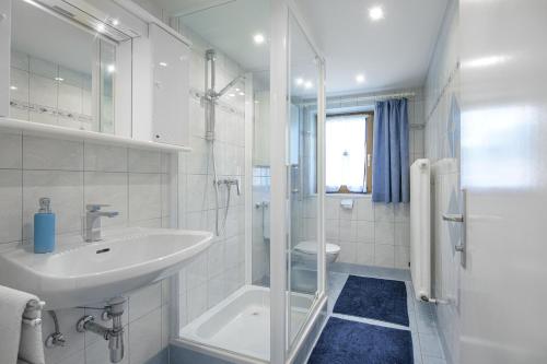 ドルフガシュタインにあるHaus Knapp Apartmentの白いバスルーム(シンク、シャワー付)