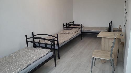 Habitación con 2 literas, mesa y silla en Noclegi, en Starogard Gdański