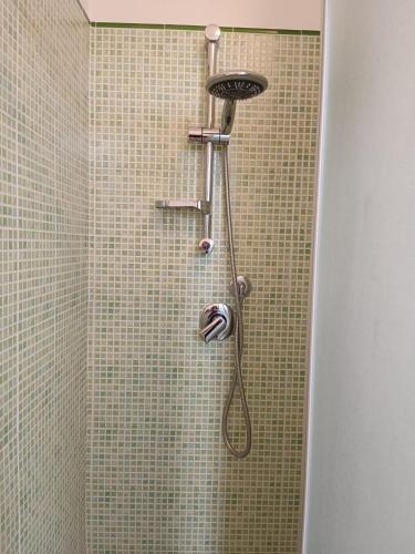 eine Dusche mit Duschkopf im Bad in der Unterkunft Casa vacanze tizy in Ragusa