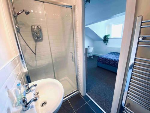 y baño con ducha, lavamanos y ducha. en Beautiful 2 bedroom apartment - close to beach, en Waterloo