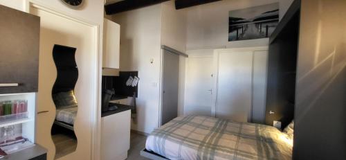 - une petite chambre avec un lit et un placard dans l'établissement Appart clim et parking - entrée quartier naturiste, au Cap d'Agde