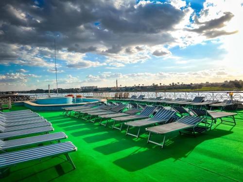 een groep ligstoelen op het dek van een boot bij Prince Omar in Caïro