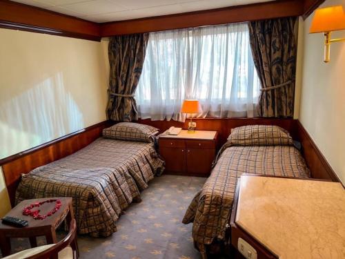 開羅的住宿－Prince Omar，酒店客房设有两张床和窗户。
