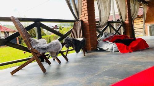 un par de hamacas sentadas en un porche en Riverside, en Slavske