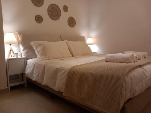 Ένα ή περισσότερα κρεβάτια σε δωμάτιο στο Ammos Aetos apartment