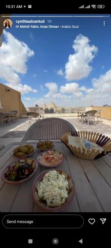 un tavolo con diversi piatti di cibo sopra di Bedouin Pyramids View a Il Cairo