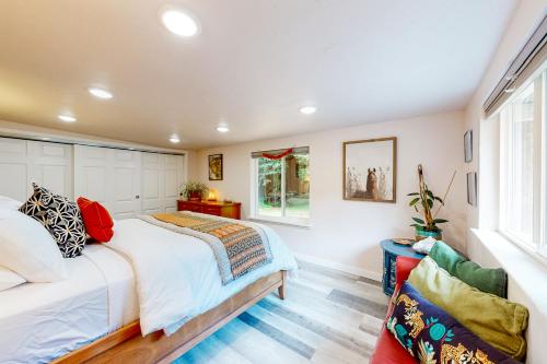 1 dormitorio con cama y ventana en Little Blue Llama, en Trinidad