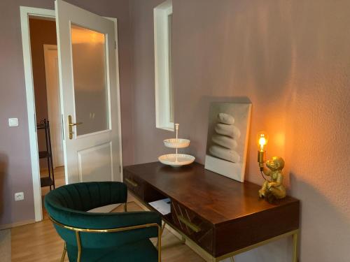 Apartment Weinblick Radebeul, Dresden في راديبول: غرفة مع طاولة مع شماعة وكرسي