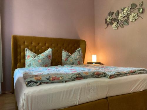 1 dormitorio con 1 cama con manta y almohadas en Apartment Weinblick Radebeul, Dresden, en Radebeul