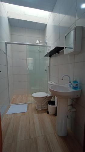 索里蘇的住宿－AP 2 quartos e cozinha de uso exclusivo，一间带水槽和卫生间的浴室
